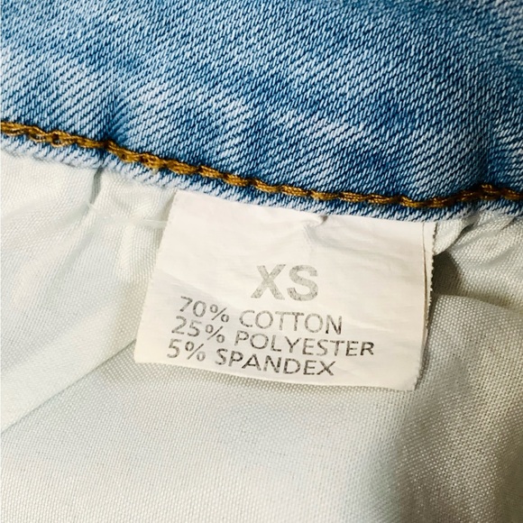 πHost Pickπ High Rise Light Wash Stretchy Distressed Shorts Size XS - Picture 4 of 14